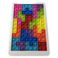 Pop it tetris sestavljanka – vsi kosi zloženi v belem pladnju