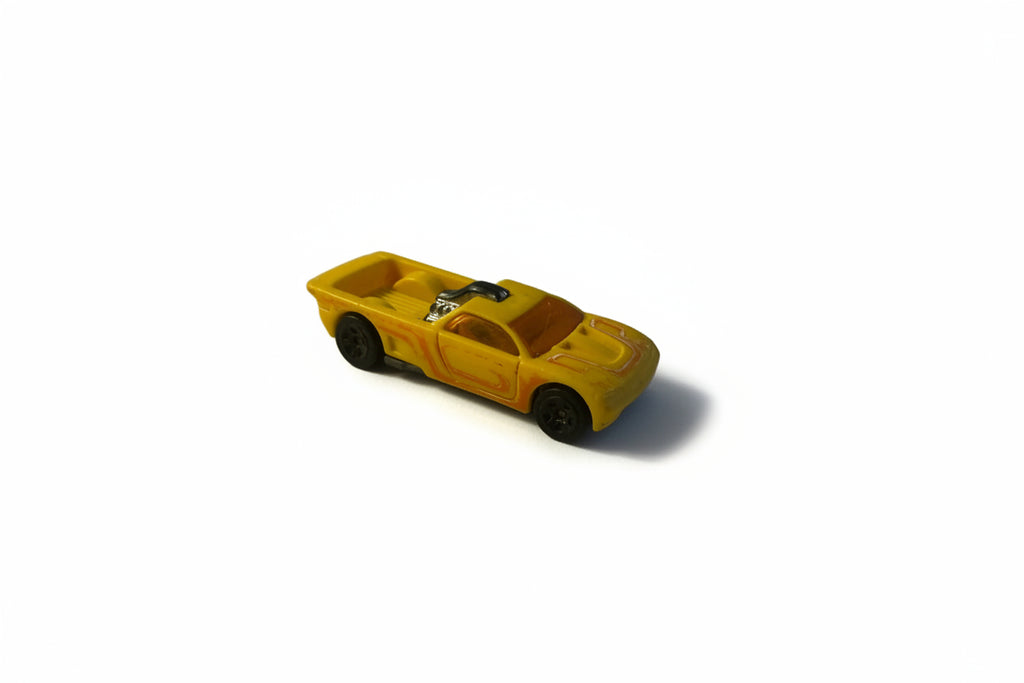 Rumeni hot-rod pick-up – mini dirkalni model z odprtim kesonom (160)