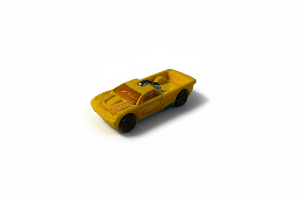 Rumeni hot-rod pick-up – mini dirkalni model z odprtim kesonom (160)