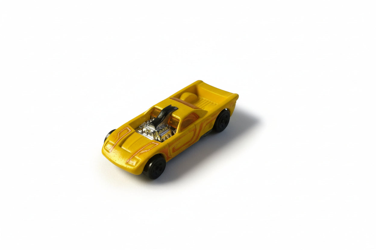 Rumeni hot-rod pick-up – mini dirkalni model z odprtim kesonom (160)