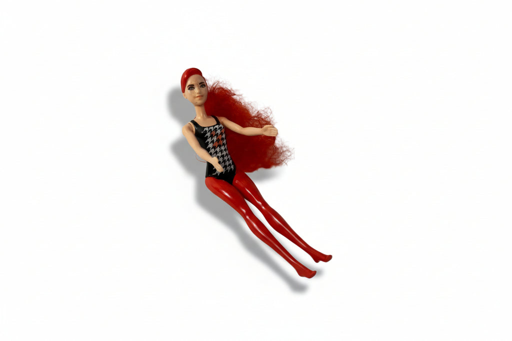 Barbie modna punčka z dolgimi rdečimi lasmi in športno-elegantnim videzom (246)
