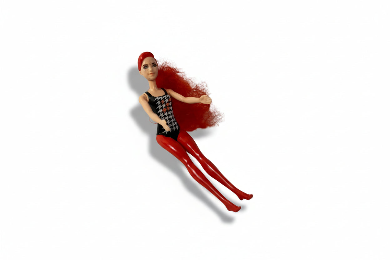 Barbie modna punčka z dolgimi rdečimi lasmi in športno-elegantnim videzom (246)